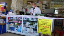 Uşak'taki eczacılar; şeffaf brandalı, kırmızı şeritli koronavirüs önlemleri aldı