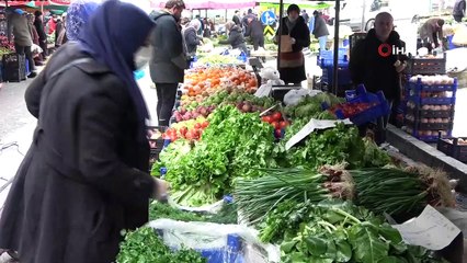 Pazarda maskeli alışveriş