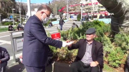 Hayırsever iş adamı vatandaşlara 5 bin adet maske dağıttı
