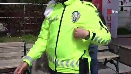 'Evde kal' uygulamasına uymayan şahıs kendisini çeken gazetecilere önce küfür etti, sonra bıçak çekti