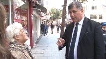 Belediye başkanı sokaktaki yaşlıları tek tek uyardı