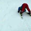 La démonstration de cette petite skieuse était parfaite jusqu’à ce qu’elle tombe.