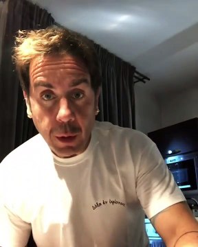 Ο Γιώργος Μαζωνάκης μένει στο σπίτι και.. δεν χάνει με τίποτα το χιούμορ του!