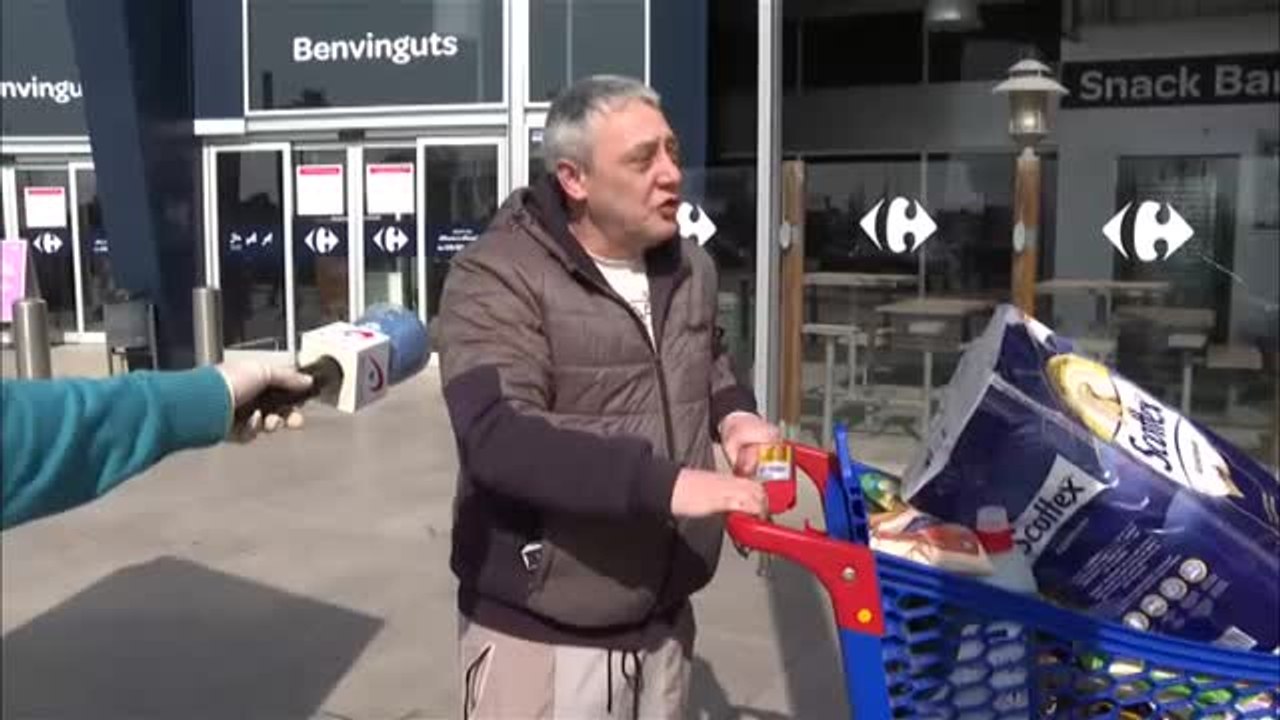 Pese a la prohibición, se sigue viendo a parejas de compras en los supermercados