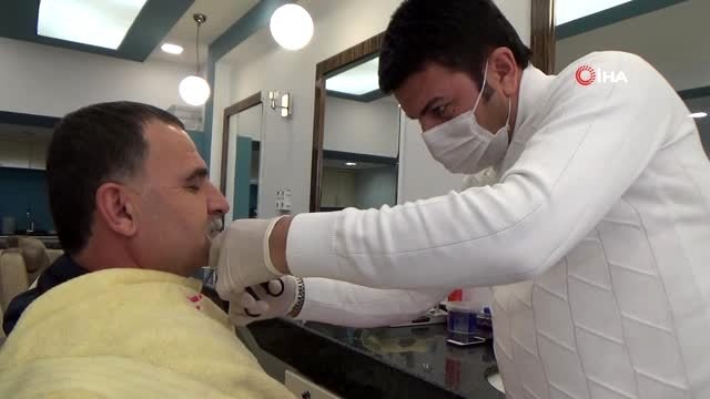 Diyarbakırlı kuaför, 'Evde kal Türkiye' çağrısına uyarak yaşlı vatandaşları evde tıraş etme kararı...