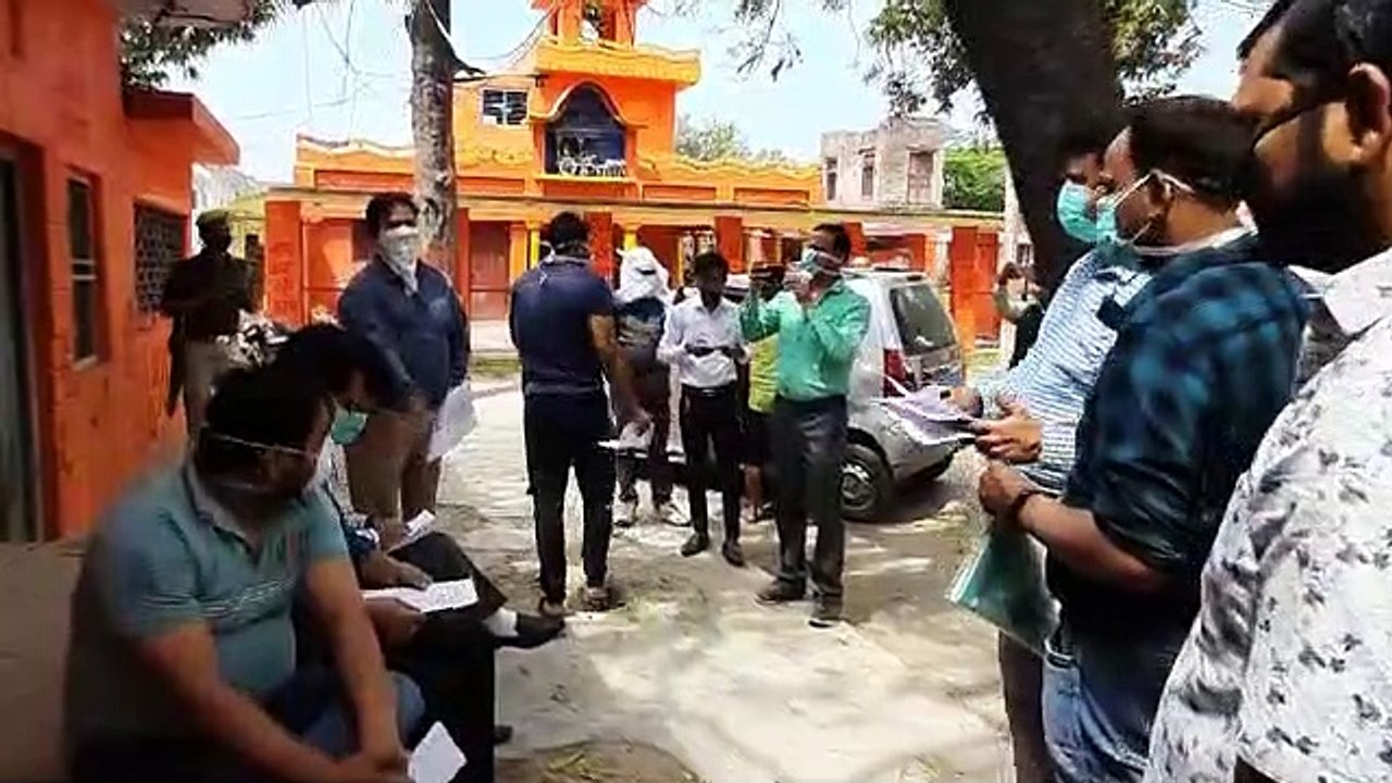 उन्नाव: बाहरी लोगों का स्वास्थ्य परीक्षण कर रही डॉक्टरों की टीम