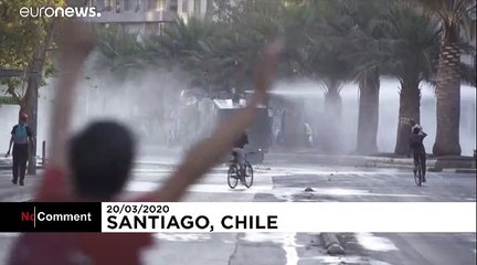 Скачать видео: In Chile, protesters keep marching despite coronavirus