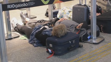 Cientos de viajeros duermen en aeropuerto de Río a pesar del decreto de Bolsonaro