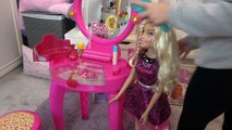 Sophia Brincando  de Barbie - Penteadeira, Estojo de Maquiagem e Caixa de som da  Barbie