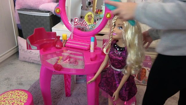 Sophia Brincando de Barbie - Penteadeira, Estojo de Maquiagem e Caixa de som da Barbie