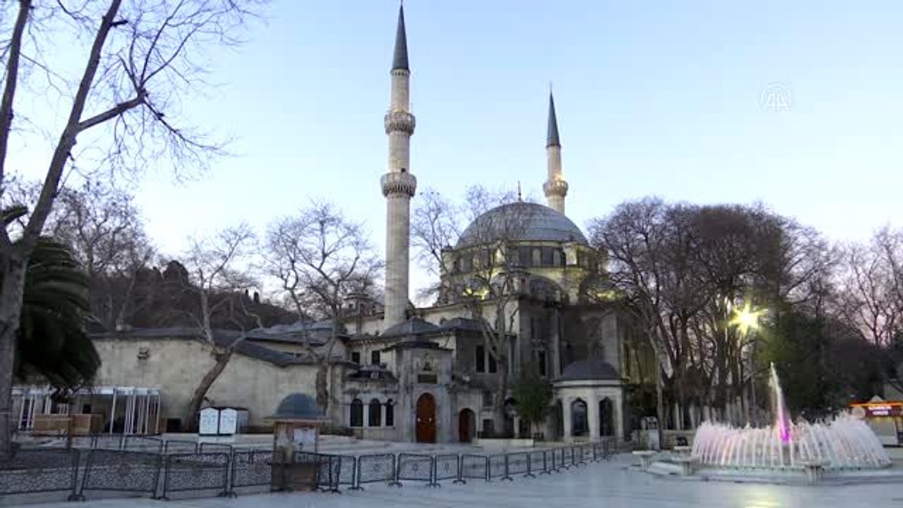 Eyüp Sultan ve Sultan Ahmet Camileri koronavirüs tedbirleri kapsamında boş kaldı