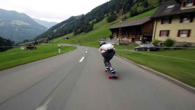 Descente à 70km-h en skateboard dans les alpes