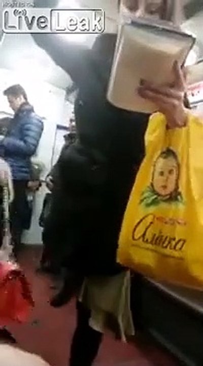 Echauffement d'une danseuse classique dans le métro !