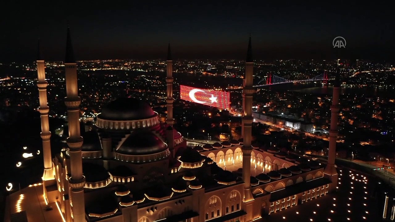 Miraç Kandili dolayısıyla Büyük Çamlıca Camisi'ne mahya asıldı - İSTANBUL