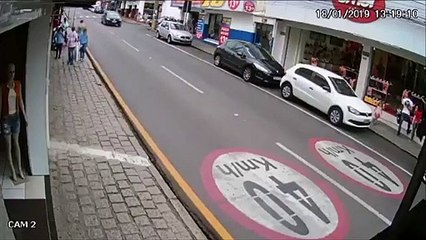 Cet enfant traverse une route et échappe au pire de justesse