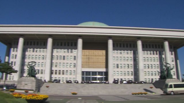 대놓고 '자매정당'...거대 양당, 총선 정국 혼탁 / YTN