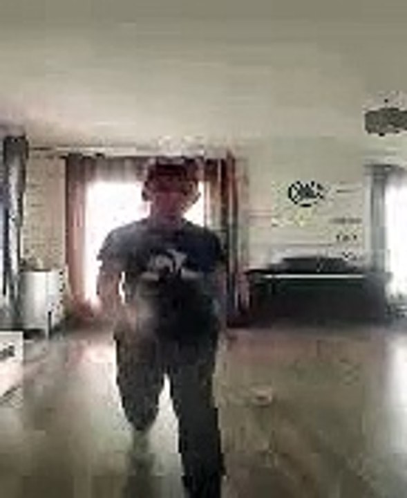 YANIS JONGLE AVEC UN ROULEAU DE PAPIER WC