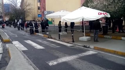 BAKIRKÖY'DE KORONAVİRÜS TESTİ KUYRUĞU BUGÜN DAHA DA UZADI