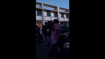 Vecinos de Huelva bailan en la calle en pleno confinamiento.