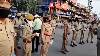 लखनऊ: मुक्ति फाउंडेशन ने पुलिस कर्मियों में वितरित किए मास्क