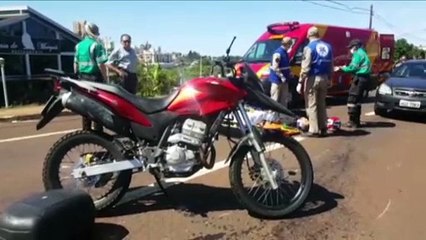 Motociclista colide contra Peugeot na Avenida Tancredo Neves