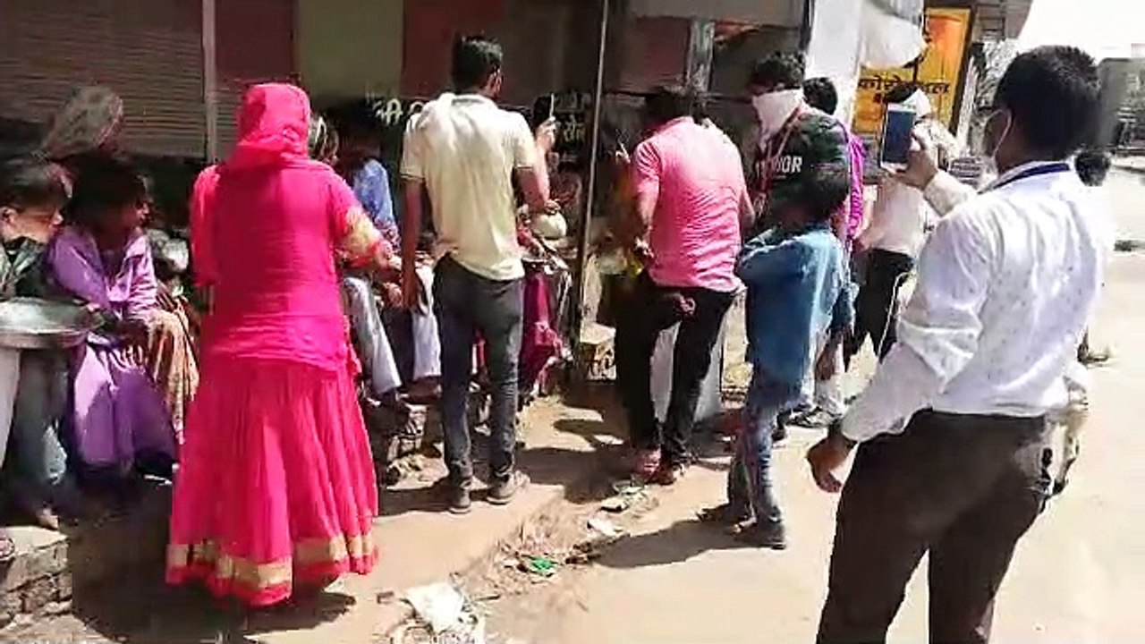 मंदसौर: कालेश्वर सेवा समिति ने कोरोना के चलते गरीबों को किया भोजन वितरित