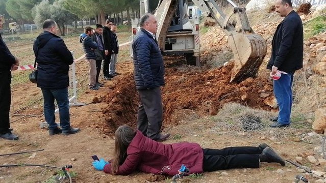 Profesör, çalışmayı durdurmak için kepçenin önüne yattı