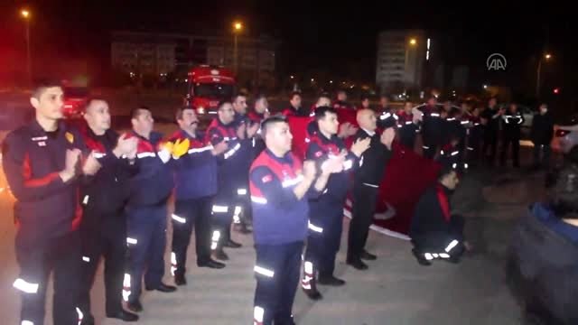 Sağlık çalışanlarına alkışlı destek - ADANA/ISPARTA/BİNGÖL/BİTLİS/