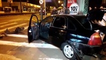 Carros batem na Rua Carlos Gomes