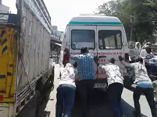 मथुरा: बीमार बच्चे को ले जा रही एम्बुलेंस हुई खराब, धक्का मारकर पहुंचाया गया अस्पताल