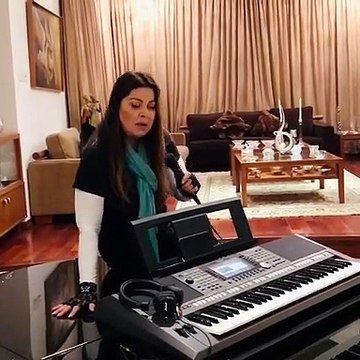Άντζελα Δημητρίου! Το είδαμε κι αυτό! Τραγουδά Βανδή μέσα στο σπίτι της!