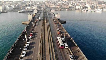 Olta balıkçıları koronavirüse rağmen soluğu Tarihi Galata Köprüsü'nde aldı