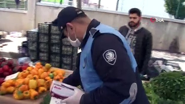 Pazarda seçmece yasaklandı, yiyecekleri pazarcılar poşetledi