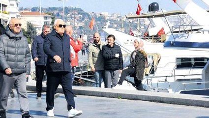 71 yaşındaki usta sanatçı Selami Şahin, koronavirüs uyarılarına rağmen yürüyüşe çıktı