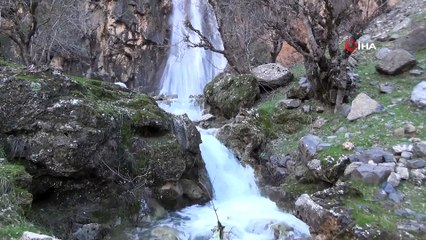 Kar sularının erimesiyle oluşan şelale görenleri hayran bırakıyor