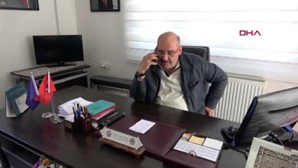 AFYON Muhtar, sokağa çıkamayan mahalle halkına kurye hizmeti veriyor