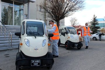 Yaşlılar evden çıkmasın diye alışverişlerini belediye personeli yapıyor