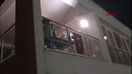 NİJERYALI MÜZİSYENDEN KORONAVİRÜSE KARŞI BALKONDAN MİNİ MORAL KONSERİ