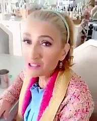 شاهد..أصالة تغازل والدتها بعيدها ال70