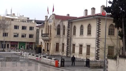 Polis park ve bahçelerde oturan 65 yaş üzeri vatandaşları evlerine gönderiyor