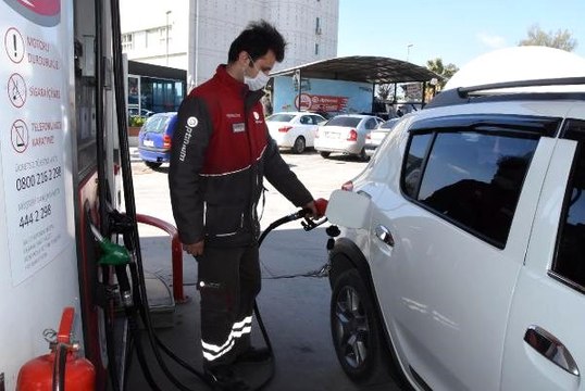 Petrol fiyatlarındaki düşüş, sürücülerin yüzünü güldürdü