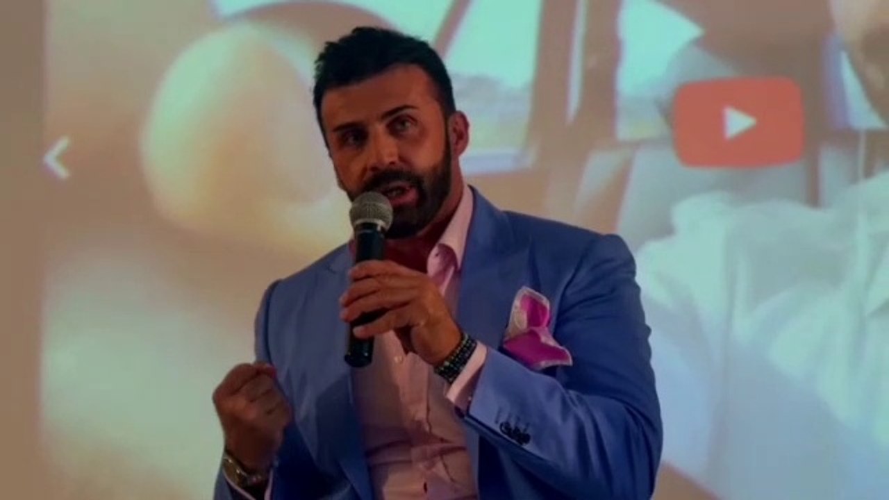 Roy Gigolo invitato ad un meeting di marketing
