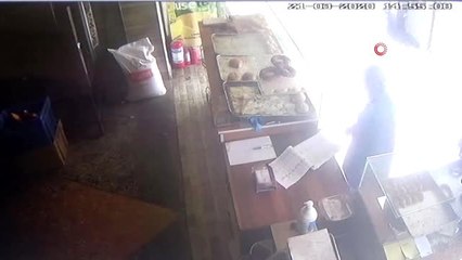 Fırında yere düşen parayı alan kargocu güvenlik kamerasına yakalandı