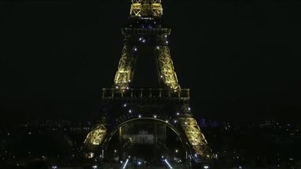 Download Video: La Torre Eiffel homenajea a los trabajadores sanitarios que luchan contra el coronavirus