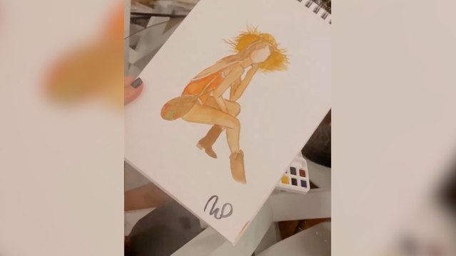 María Pombo practica sus dotes artísticas al pintar con acuarela