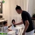 Cristiano Ronaldo, çocuklarına hijyenin önemini anlatıyor