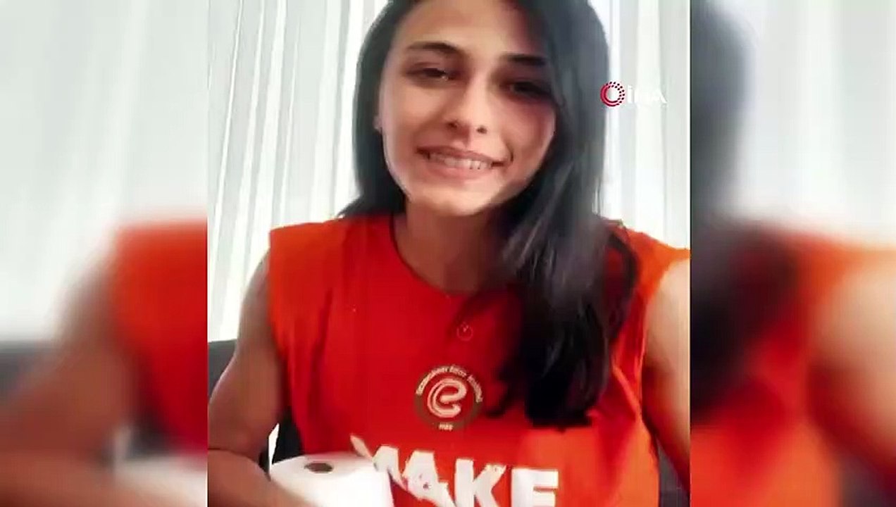 Simge Aköz, evde kalanlara moral vermek için şarkı söyledi