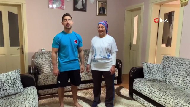 Milli cimnastikçi İbrahim Çolak, çalışmalarını annesiyle sürdürüyor