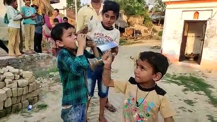 बाराबंकी : छोटे-छोटे बच्चों ने बजाई थाली