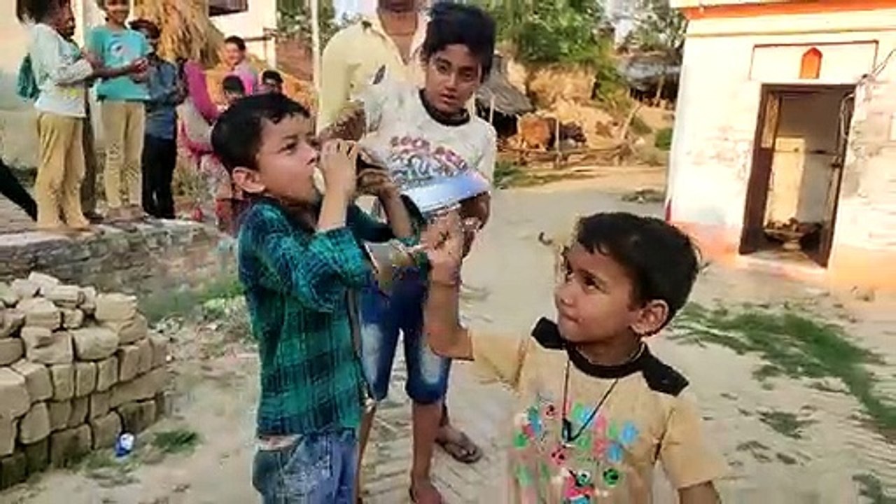 बाराबंकी : छोटे-छोटे बच्चों ने बजाई थाली